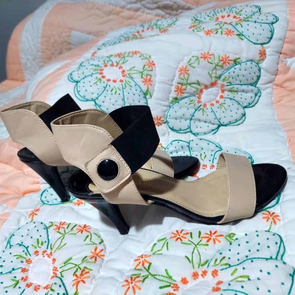 MADELINE STUART, MARCIE Black & Tan Strappy Sandal Heels, Size 8.5